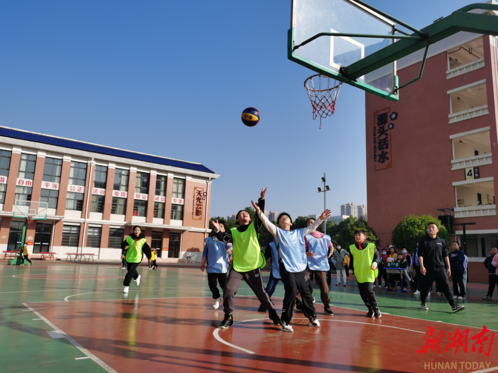 关于宁夏篮球场上热闹非凡，气氛火爆的信息