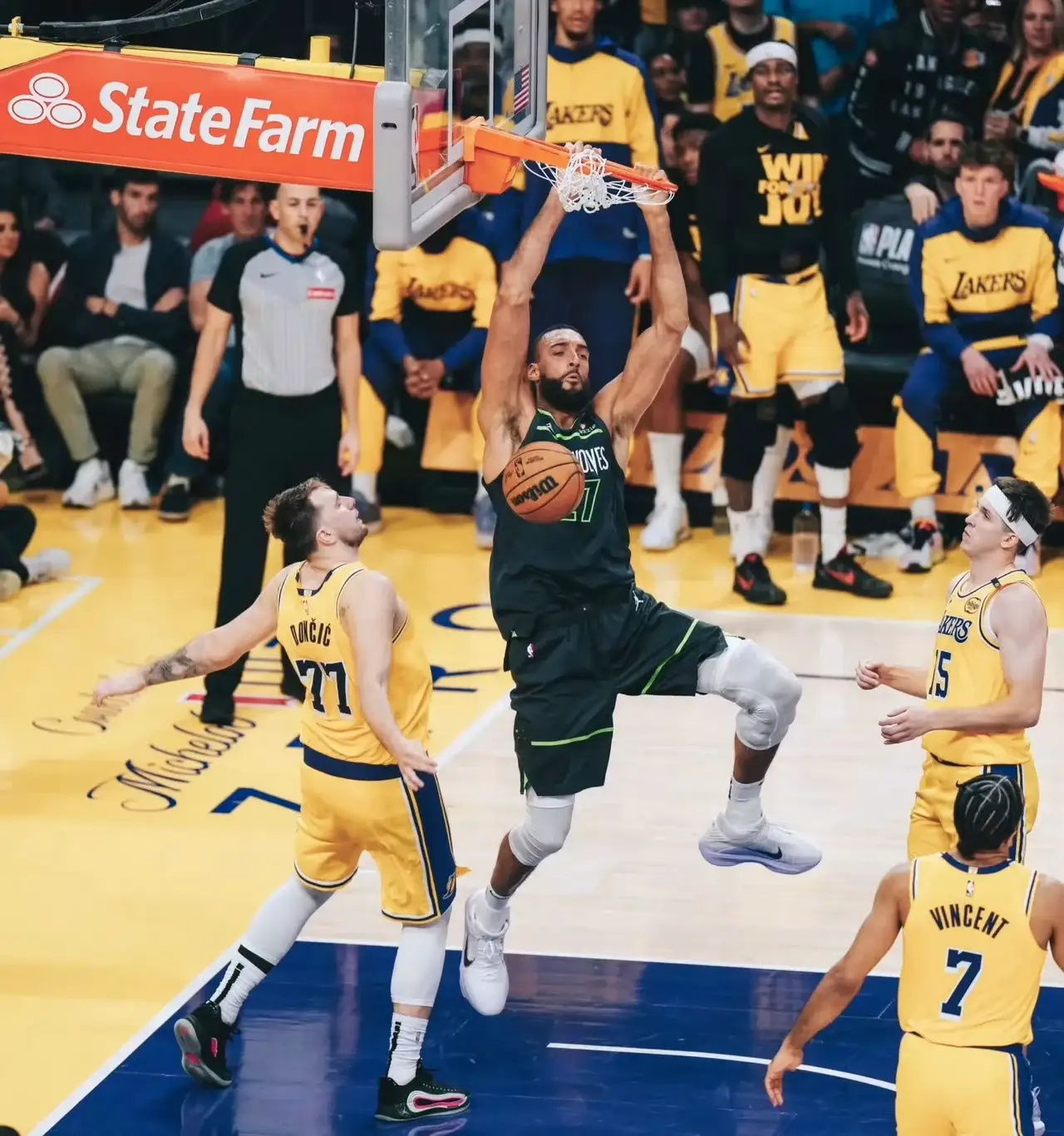 步行者击败活塞，戈贝尔祭出16+19神勇的简单介绍