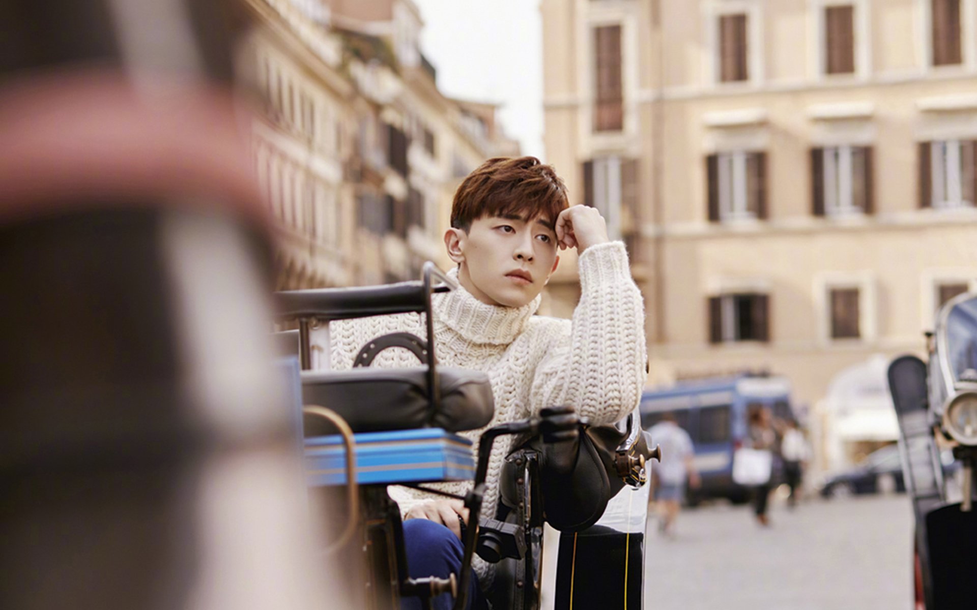 极速弯道与绿茵豪赌，当维斯塔潘缠斗勒克莱尔，勒沃库森与阿根廷已悄然落子